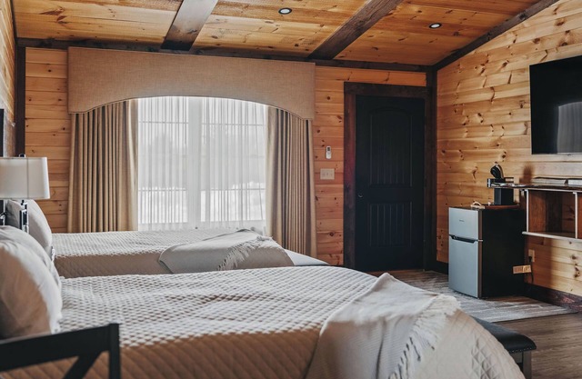 Golf, Outdoor Bar, Restaurant - The Cozy Cabin