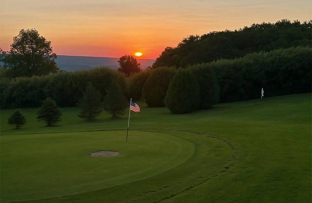 Golf, Outdoor Bar, Restaurant - The Timber Cabin
