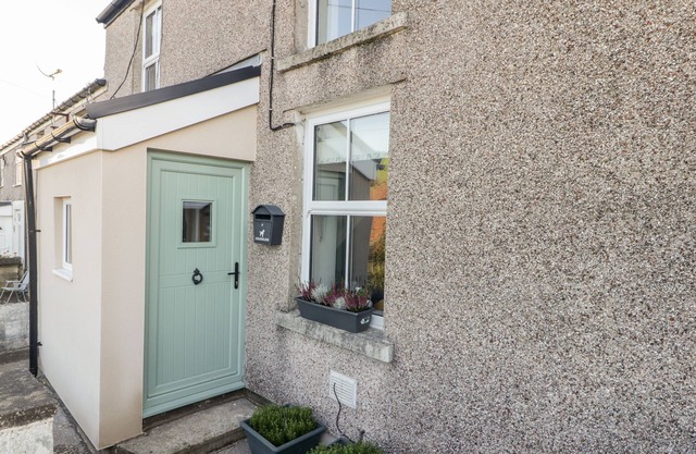 GOLYGFA BRYN, pet friendly, with a garden in Gilfach Goch