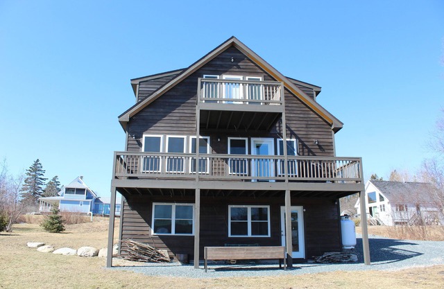 Gorgeous 2 bedroom apartment in new house with waterfront views in Duck Cove