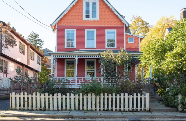 Gorgeous 2 BR with private garden, walk to town