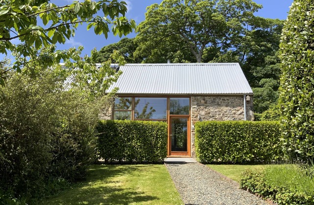 Gorgeous 5* barn set in tranquil gardens and just a short drive from the coast