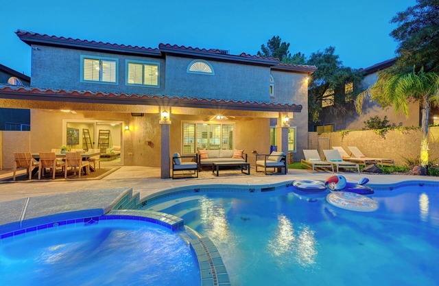 Gorgeous 6 Bedroom w/King beds, Pool & Spa and Games