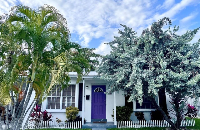 Gorgeous beach bungalow just steps from the beach!