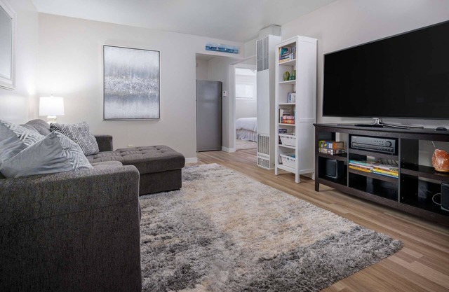 Gorgeous Bright New Renovation, Single Level, 3 Block Walk to MAX, 20 Miles to Downtown Portland