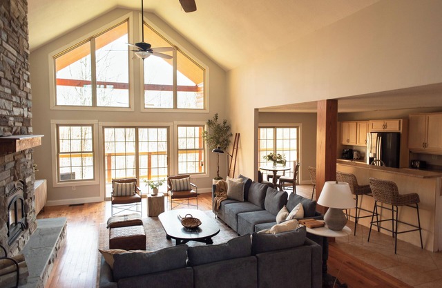 Gorgeous cabin getaway located minutes from both Nashville and Columbus, Indiana
