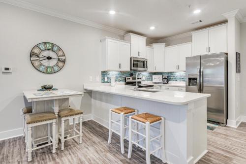 Gorgeous Calabash Condo with Balcony and Pool Access!