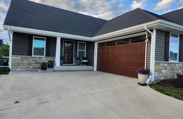 Gorgeous, clean, newer Condo , 5 bedrooms! 1 mile from Bettplex.