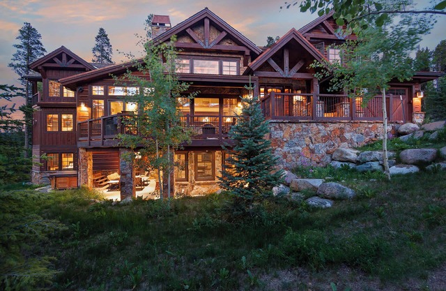 Gorgeous Home w/Fire Pit, Walk to Ski Lifts!