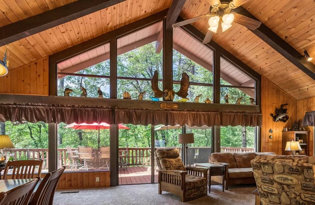 Gorgeous Lakehouse w/Hot Tub, Pool Table, Games & MORE!