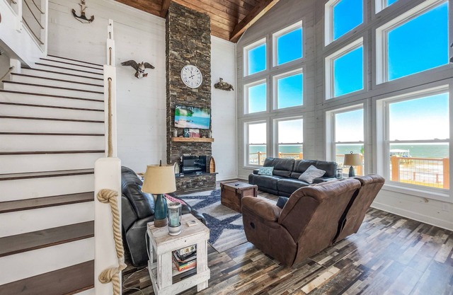 Gorgeous Lodge w/Heated Pool + Pier