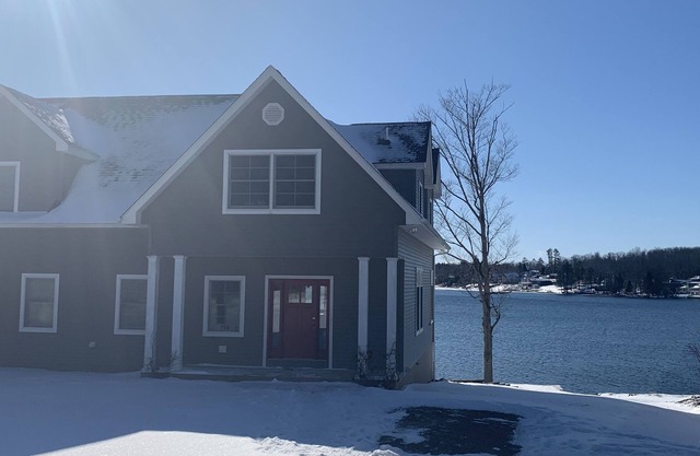 Gorgeous newer home on Newton Lake/Crystal Lake near Elk mountain ski resort.