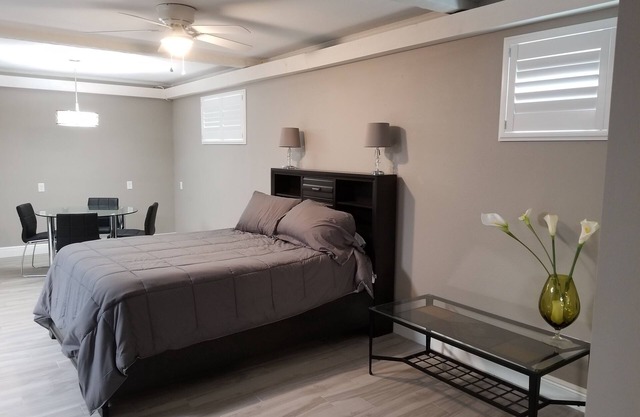 Gorgeous New Studio Apartment, Fantastic Location. Sanitized before your visit.