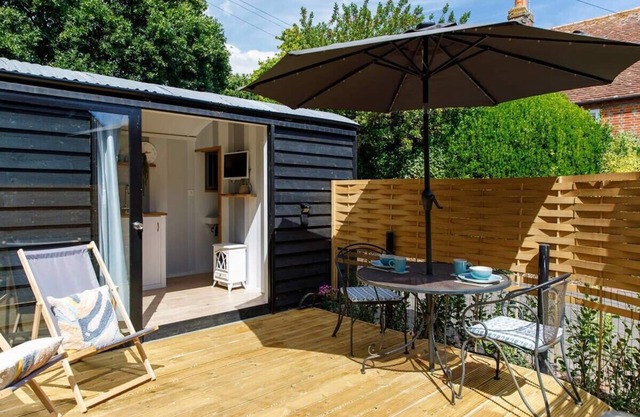 Gorgeous Shepherds Hut - Walk to Beach & Pub