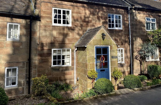 Gorgeous stone cottage in the heart of the historic village of Alton (Staffs)