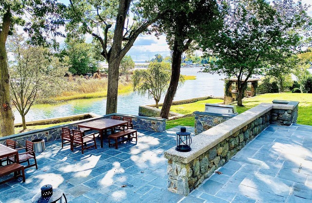 GORGEOUS WATER FRONT HOUSE/HUGE GARDEN & SEA ACCESS