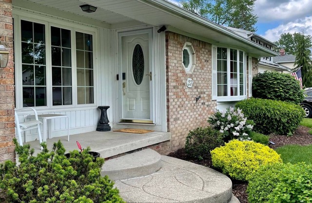 Gorgeous Williamsville Home in Central Location
