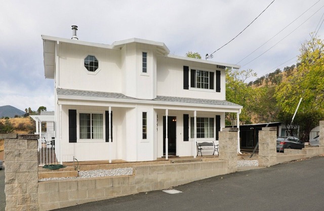 Gorguous and spacious home with panoramic views in Clearlake.