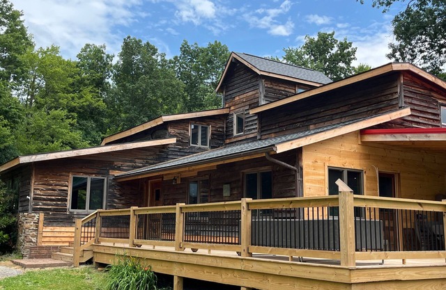 Gracious countryside retreat NE of Pittsburgh at Artist’s Cabin