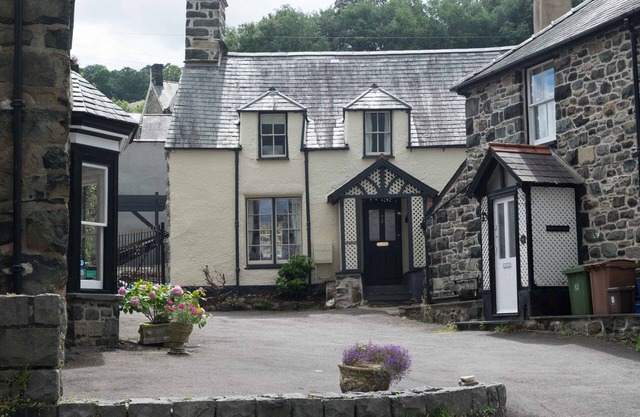 Grade 2 listed 3 bedroomed stone cottage in Dolgellau in Snowdonia National Park