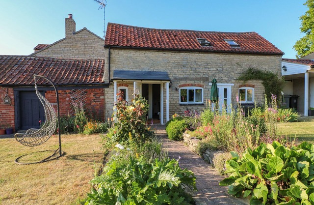 GRANARY COTTAGE, pet friendly, character holiday cottage in Grantham