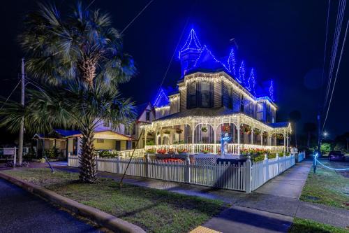 Grand Gables Home 1 Block to St Johns River