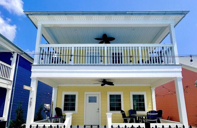 Grand Sunrise - Spacious Lakeside Cottage w/HOT TUB!