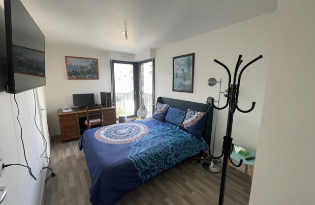 Grande chambre 14 m2 avec salle de bain privative à Nanterre Préfecture proche La Défense Aréna Campus SNCF et Paris