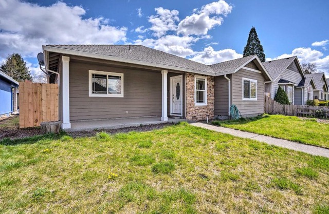 Grants Pass Home 1 Mi to Downtown and Rogue River!