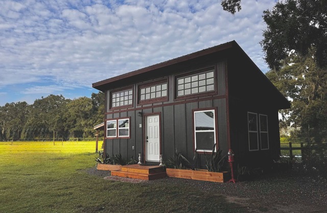 Grass Campers Charming 1 Bedroom Cow Farm Cottage near WEC