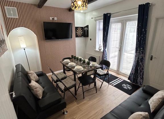 Gravelly House M6 J6 Star City HS2 NEC Airport - A Spacious Best-in-Class 6 Bedroom House in Birmingham Perfect for Large Groups, Corporate & Contractors and for Long Term Stays