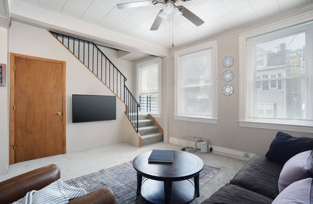 Great Apartment w/Views. Close to Hospitals and Attractions!