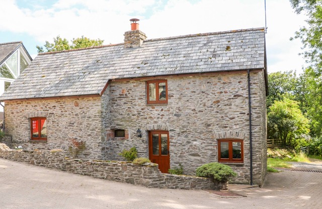 GREAT BRADLEY COTTAGE, pet friendly, with pool in Withypool