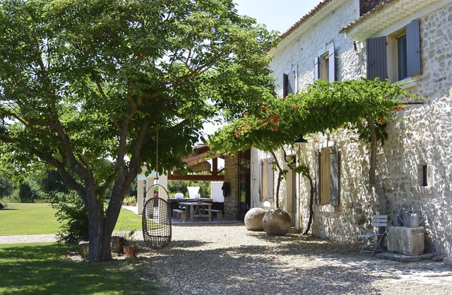 Great charming holiday home on 6 ha in Isle sur la Sorgue.