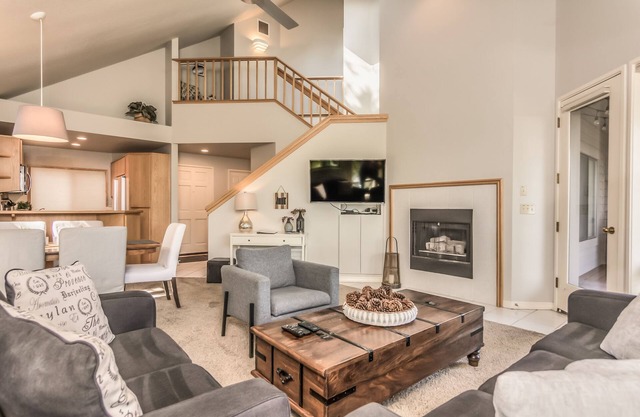 Great condo w/2 decks, near the slopes - city view (3rd bedroom option)