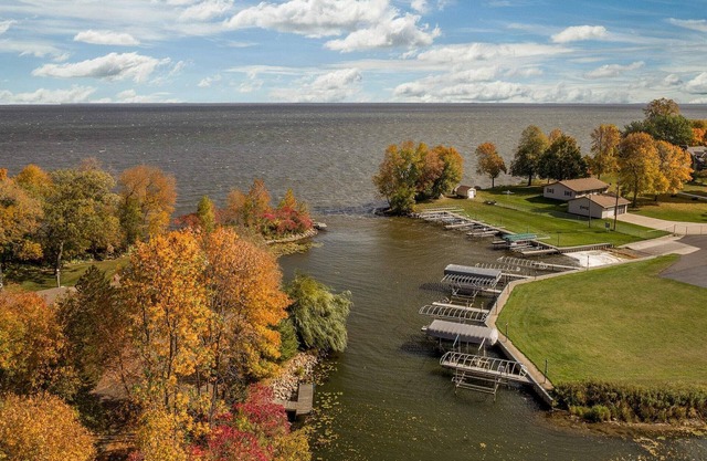 Great fishing w/dock on Mille Lacs. Fenced yard, canoe, ping pong!