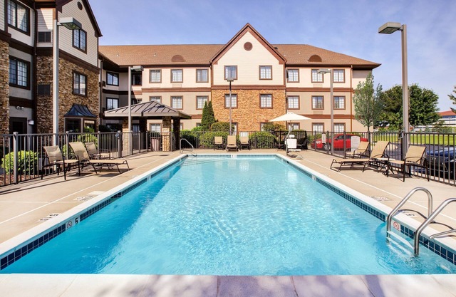 Great for Business Travelers! Free Breakfast Buffet + Shared Outdoor Pool.
