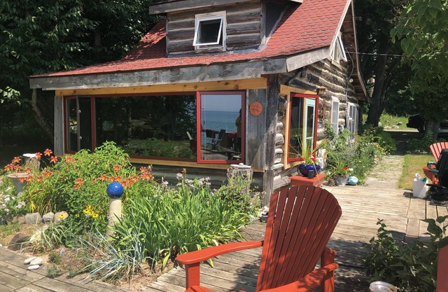 Great Lakes Splendor! - Unique Lake Michigan Lakefront Log Cabin