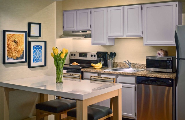 Great Relaxing Overnight Stay! Free Parking, Pool, Pet-friendly Property