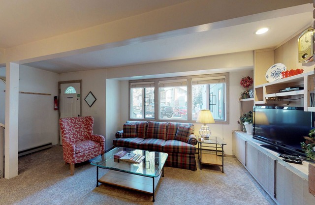 Great Ski Condo w/Pool and Hot Tub Access - Walk to Lifts