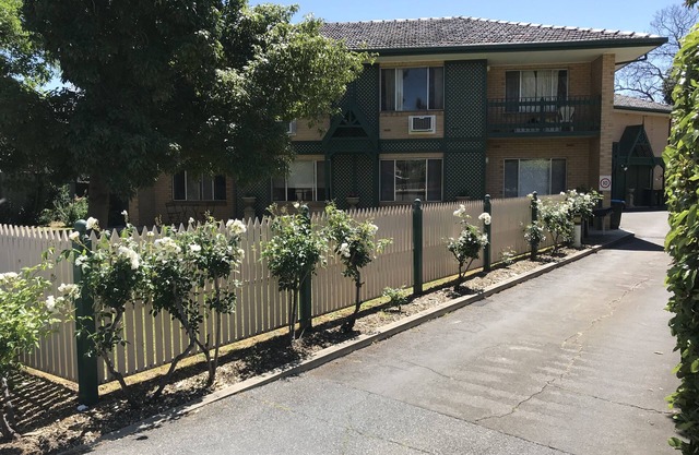 GREAT/SPACIOUS TWO BEDROOM GROUND FLOOR UNIT ONLY 5 MINUTES FROM THE CITY!