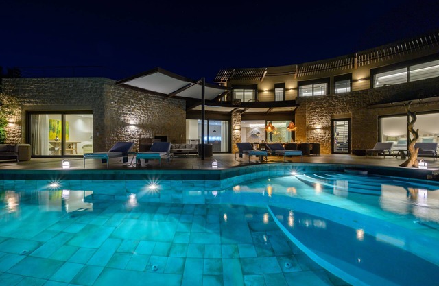 Greek Villa of Exceptional Beauty & Sea Views - 10-12 p - 4 min to golf courses!