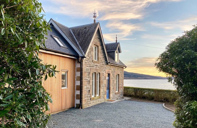 Greenlea -Scenic loch-side location, coastal retreat boasts spectacular sea views, sleeps 4