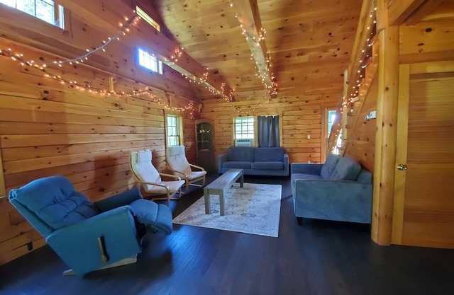 Greenwood At Entangled Acres - Log Cabin wWiFi on 16 Acre Animal Sanctuary