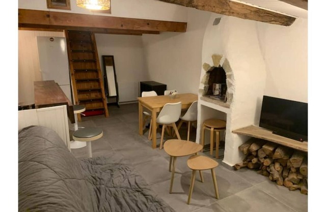 Greolières village: Superb duplex with mountain view.