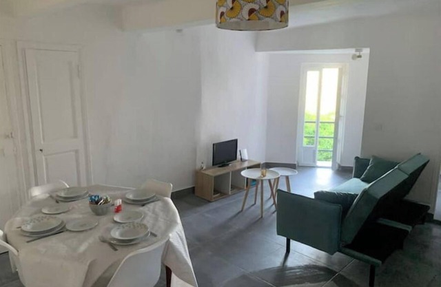 Greolières Village: Superb studio with view.