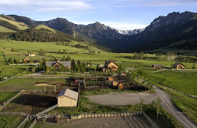 Grizzly Creek Ranch-Stunning, rustic elegant ranch retreat near Yellowstone!