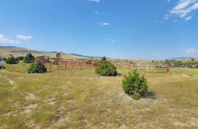 GRIZZLY ROCK RANCH Rustic Tiny Log Cabin Glamping and Horseback Riding Available