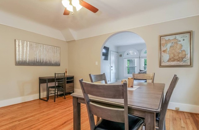 ★Grosse Pointe Luxury★ ★Downtown Detroit Close★