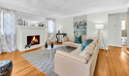 Grosse Pointe Detroit 3BR - Sleeps 8 - Yard home